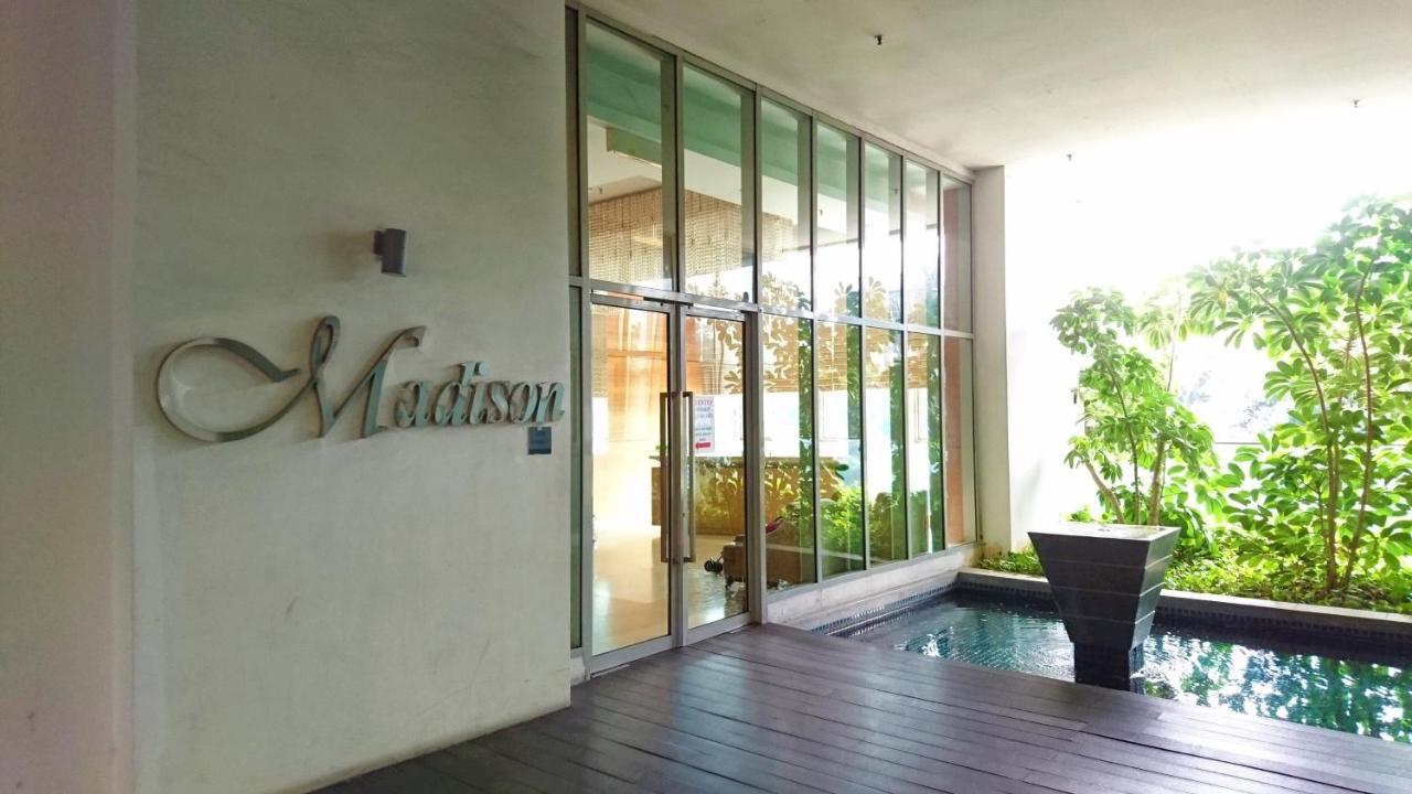 Regalia Suites Infinity Pool Kuala Lumpur Exterior photo